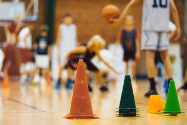 Tahta antrenman sahasında basketbol eğitim ekipmanları. Basketbol Salyası Eğitim Konileri. Basketbol Eğitim Ekipmanı Araçları