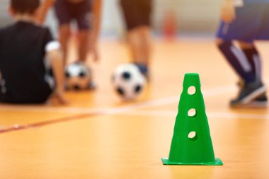 Okul Spor Salonundaki Çocuklar İçin Kapalı Futbol Sınıfı. Çocuklar Futsal Zeminde Futbol Toplarını Tekmeliyor. Okul öncesi çocuklar için spor futbol antrenmanı.