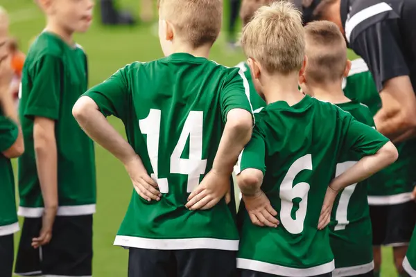 Bambini Squadra Allenati Giovani Allenatori Gioco Calcio Competizione Bambini Delle Foto Stock