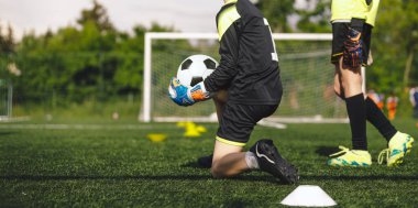 Kaleciler Eğitiminde Çocuklar. Genç Futbol Kalecileri Antrenmanda Top Yakalıyor. Çimen Eğitiminde Oyuncular
