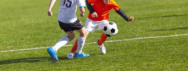 Ragazzi Che Giocano Una Partita Calcio Competitiva Giovani Giocatori Nel Fotografia Stock