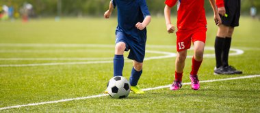 Lig maçı sırasında Sideline boyunca koşan iki futbolcu. Genç Futbolcular Turnuvada Yarışacak