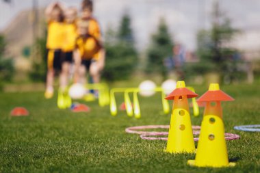 Yavrular için spor kampı ekipmanları. Yaz kampında genç futbolcular. Eğitimdeki çocuklar engelli kursunda