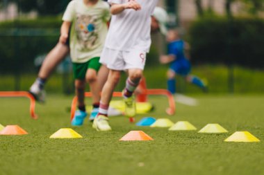 Çocuklar için fiziksel açık hava aktiviteleri. Antrenman alanında koşan çocuklar. Slalom Eğitim Tatbikatında İlkokul Çocukları