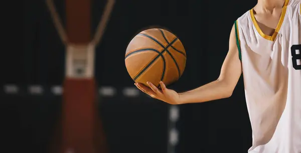Giovane Giocatore Basket Detiene Palla Classica Cesto Sullo Sfondo Giocatore Foto Stock