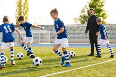 Çocuk Eğitim Futbol. Genç Çocuklar Antrenman Antrenmanı Oturumda Topla Koşuyor. Mutlu Boys Spor oynamak ve Açık Eğlenmek 