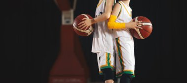 Eller Topları Tutarken Genç Basketbolcular. Spor sahasında topları olan gençler basketbol takımı. Basketbol antrenmanı yapan çocuklar grubu.