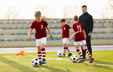 Genç Çocuklar için Futbol Eğitimi. Okul çocukları için beden eğitimi dersi. Eğitim Biriminde Çocuklar Takımında Genç Koç. Gençlik Takımı Antrenörü Futbolda Okul Çocukları