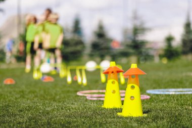 Çocuklar için futbol antrenmanı. Çocuklar gün batımında futbol topunu tekmeliyor. Çocuklar yazın güneşli bir günde spor yapıyorlar. Spor giyimli okul çocukları futbol oynuyor.