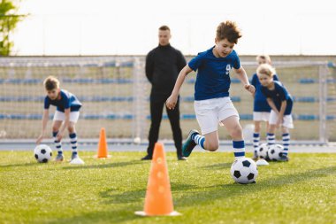 Genç Çocuklar için Futbol Eğitimi. Okul çocukları için beden eğitimi dersi. Eğitim Biriminde Çocuklar Takımında Genç Koç. Gençlik Takımı Antrenörü Futbolda Okul Çocukları