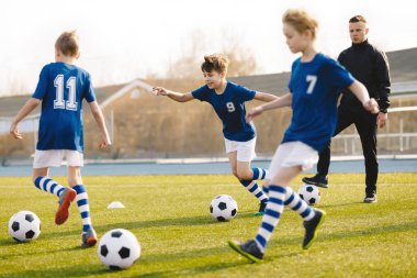 Okul çocukları için futbol eğitimi. Çocuklar için Beden Eğitimi sınıfı. Eğitim Biriminde Çocuklar Takımında Genç Koç. Gençlik Takımı Antrenörü Futbolda Okul Çocukları