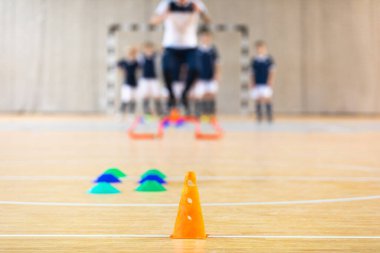 Indor spor geçmişi. Çocuklar için futbol eğitimi. Spor salonunda futbol topu olan genç futbolcular.