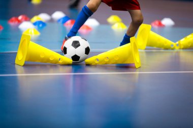 Çocuklar için Futbol Futsal Eğitimi. Futbol Eğitimi Sürükleme Konisi Tatbikatı 