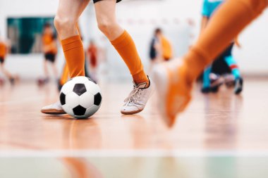 Kapalı Futbol Spor salonu. Futsal futbolcu, top, futsal kat. Spor arka plan. Gençlik futsal Ligi. Klasik futbol topu ile kapalı futbol oyuncuları.