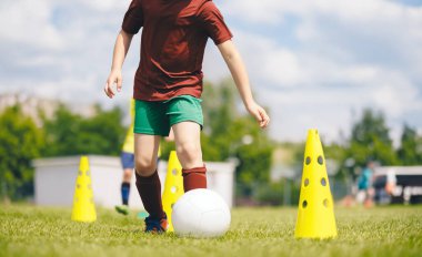 Futbol kampı için çocuklar. Çocuk futbol becerilerini topları ve koniler ile eğitim. Futbol slalom matkaplar futbol top sürme geliştirmek için hızlı
