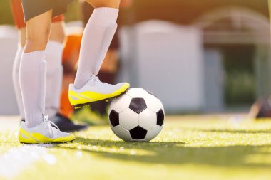 Lig maçı sırasında küçük çocuk futbol topunu tekmeliyor. Mutlu Çocuk Futbol Gol Amaçlı Atış Topu Var. Çocuklar için Okul Futbol Turnuvası Oyunu