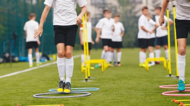 Futbol Futbolu Yetenekleri. Gençler için futbol antrenmanı. Sahada Oyuncular Eğitimi. Futbol Engelli Pisti. Çimen futbol sahası. Saha Eğitimi İçin Futbol Ekipmanı