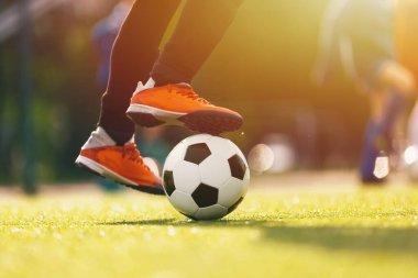 Futbolcu Top Sürükleme Arkaplanı. Futbolcu hızlı adımlarla futbol topuyla koşuyor