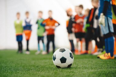 Çocuklar için futbol antrenman kampı. Futbol antrenmanına katılan çocuklar. Futbol Eğitiminde Okul Çocukları