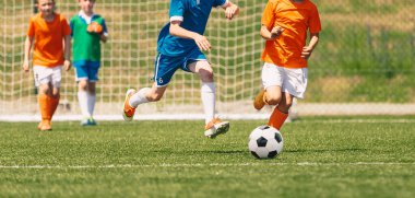 Genç futbolcular futbol çalışan. İki futbolcular arasında gençlik futbol rekabet. Futbol Stadyumu içinde belgili tanımlık geçmiş