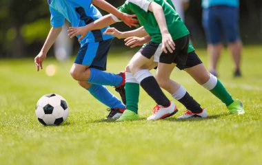 Spor Yetenekleri Eğitim Seansı. Sahada Oyuncular Eğitimi. Futbol Engelli Pisti. Çimen futbol sahası. Saha Eğitimi İçin Futbol Ekipmanı