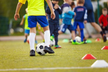Spor Yetenekleri Eğitim Seansı. Sahada Oyuncular Eğitimi. Futbol Engelli Pisti. Çimen futbol sahası. Saha Eğitimi İçin Futbol Ekipmanı