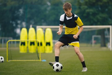 Futbol takımındaki genç çocuk antrenman talimine odaklandı. Futbol Akademisi Antrenman Atışı Antrenmanı Oyuncusu