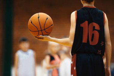 Talim taliminde Genç Basketbolcu ve Top. Antrenman Biriminde Genç Basketbol Oyuncuları