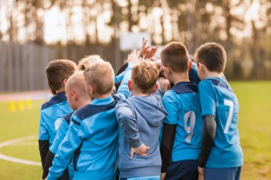 Gençlik Futbol Takımı: Güneşli bir günde Genç Oyuncular Takım Ruhu ile Birleştiriyor
