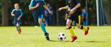 Çocuklar Green Field 'da futbol maçı yapıyor. Spor Üniformalı Erkeklerle Gençler Futbol Maçı