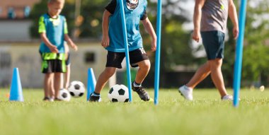 Koni ve Polonyalılarla Çocuk Futbol Eğitim Tatbikatı. Gençlik Futbol Antrenmanı, Çimen Sahasında Top Denetleme Teknikleri