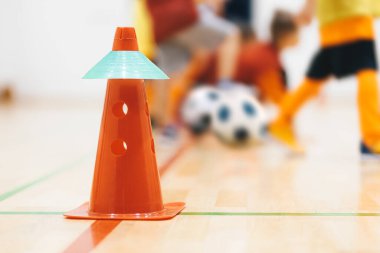 Evde Çocuklar Koni ile Futbol Eğitimi. Gençlik Futbol Antrenmanı, Top Kontrolü ve Spor Salonunda Çocuklar için Çeviklik Tatbikatları