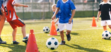 Çocuklar koni ile futbol antrenmanı. Gençlik Futbol Talimleri, Top Kontrolü ve Çimenlikteki Çocuklar İçin Çeviklik Uygulaması