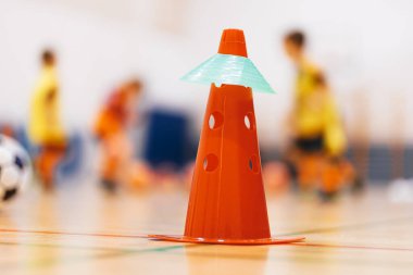 Çocuklar için turuncu spor konisi iç saha futbolu. Gençlik Spor Tatbikatları için Futbol Antrenmanı Ekipmanı