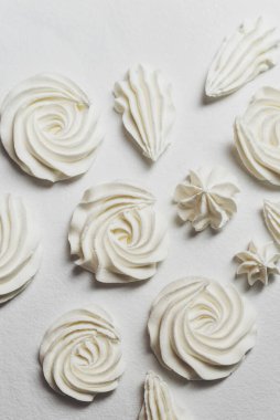 beze beyaz zemin üzerine