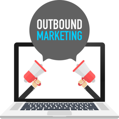 Dizüstü bilgisayar ekranı. El ele tutuşan megafon. Konuşma balonunda giden pazarlama metni. hisse illüstrasyonu.