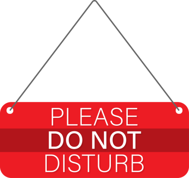 Lütfen rahatsız etmeyin, beyaz arka planda asılı tabela. hisse illüstrasyonu.