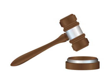 Tahta yargıç tokmak ve ses panosu beyaz arka planda izole edildi