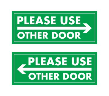 Beyaz metin ve zıt yönleri gösteren oklarla yeşil dikdörtgen işaretler lütfen diğer kapıyı kullanın diyor.