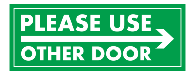 Beyaz metin ve zıt yönleri gösteren oklarla yeşil dikdörtgen işaretler lütfen diğer kapıyı kullanın diyor.