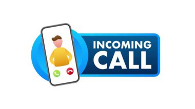 Akıllı telefon ekranındaki kabul ve reddet tuşlarıyla gelen canlı görüntü arayüzü, beyaz ve yeşil ekran arkaplanlarında izole edilmiş