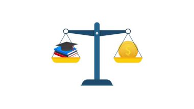 Denge ölçeği, para, bilgi kavramları, zenginlik, yatırım ve değer karşısında eğitime karşı beyaz ve yeşil ekranda izole edilmiş olarak tartılır.