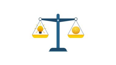 Bir denge ölçeğinde fikir paraya karşı, beyaz ve yeşil ekran