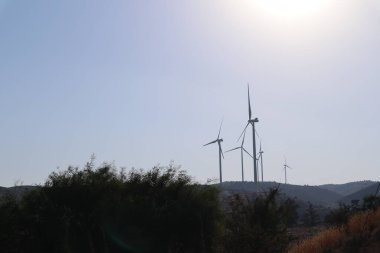 Alternatif elektrik üretimi, güneş panelleri, rüzgar enerjisi üretimi. Doğal kaynaklardan gelen elektrik üretim sistemi, yenilenebilir enerji.