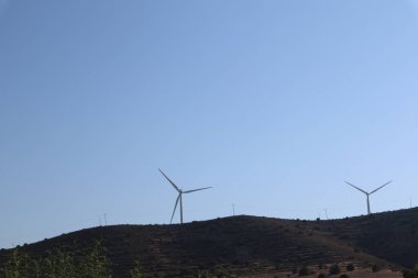 Alternatif elektrik üretimi, güneş panelleri, rüzgar enerjisi üretimi. Doğal kaynaklardan gelen elektrik üretim sistemi, yenilenebilir enerji.