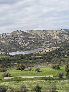 Alternatif elektrik üretimi, güneş panelleri, rüzgar enerjisi üretimi. Doğal kaynaklardan gelen elektrik üretim sistemi, yenilenebilir enerji.