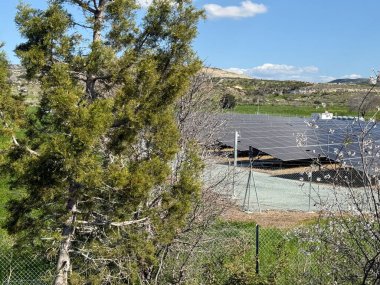 Alternatif elektrik üretimi, güneş panelleri, rüzgar enerjisi üretimi. Doğal kaynaklardan gelen elektrik üretim sistemi, yenilenebilir enerji.
