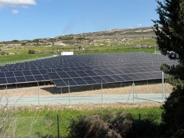 Alternatif elektrik üretimi, güneş panelleri, rüzgar enerjisi üretimi. Doğal kaynaklardan gelen elektrik üretim sistemi, yenilenebilir enerji.