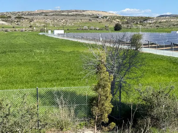 Alternatif elektrik üretimi, güneş panelleri, rüzgar enerjisi üretimi. Doğal kaynaklardan gelen elektrik üretim sistemi, yenilenebilir enerji.