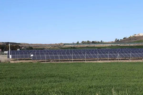 Alternatif elektrik üretimi, güneş panelleri, rüzgar enerjisi üretimi. Doğal kaynaklardan gelen elektrik üretim sistemi, yenilenebilir enerji.
